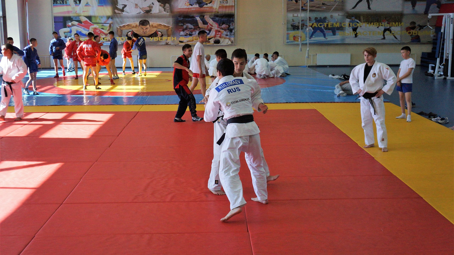 Спортсмены и тренеры ЦСКА провели мастер-классы в Кызылском ПКУ