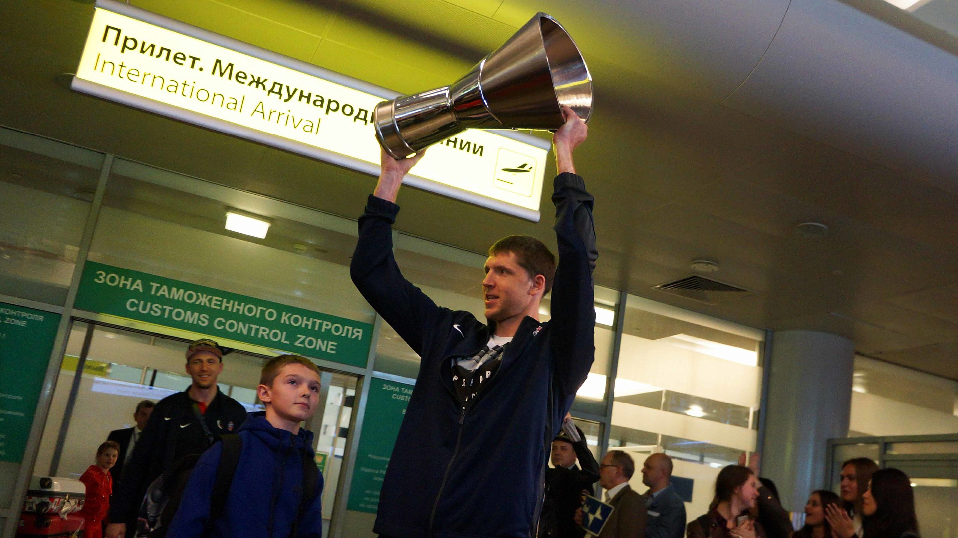 300 болельщиков встретили баскетболистов ЦСКА в Шереметьево