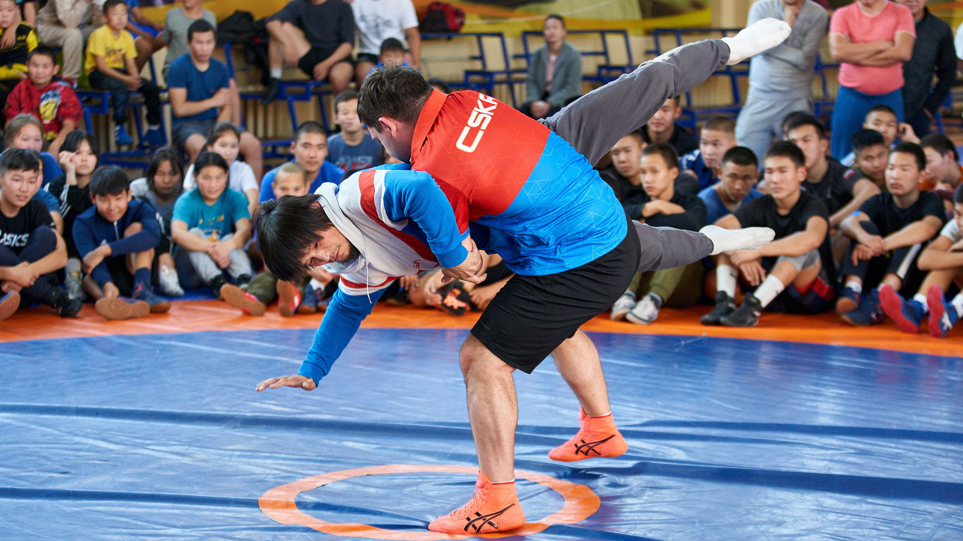 Секреты борьбы от чемпионов. Прославленные спортсмены ЦСКА провели мастер-класс по вольной и греко-римской борьбе для воспитанников «ЦСКА-Тыва»