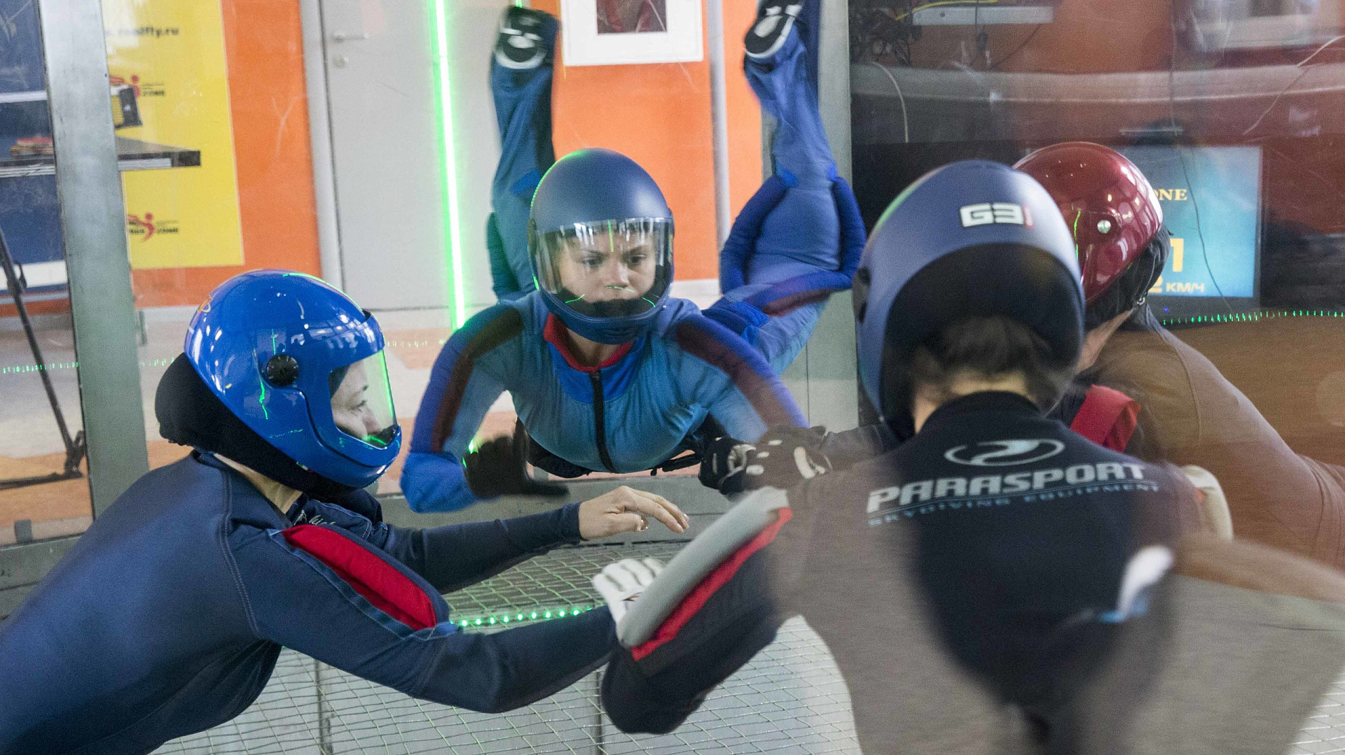 Парашютисты ЦСКА обучили журналистов полетам