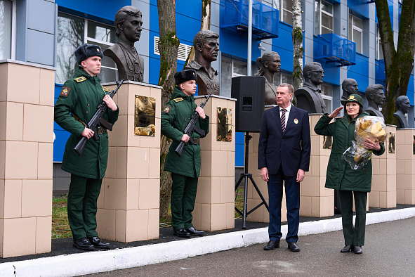 На Аллее славы ЦСКА открыли бюст легендарного лыжника Николая Зимятова