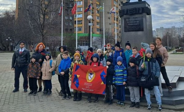 Акция «Память – в сердце, цветы – герою»: армейцы почтили память летчика Александра Покрышкина