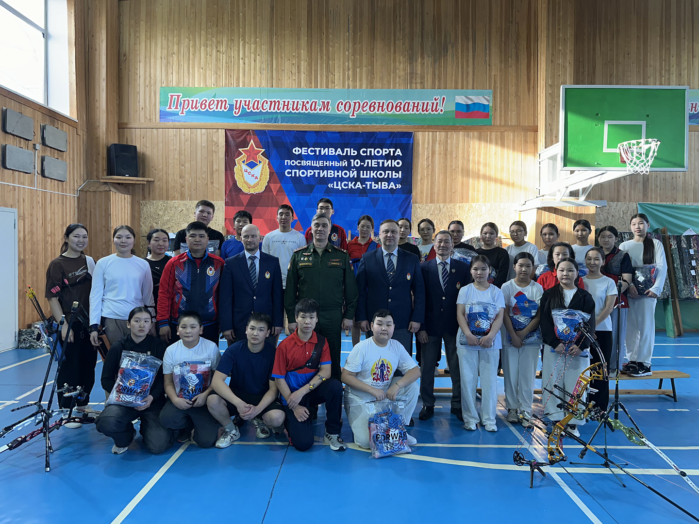 Начальник ЦСКА Артём Громов вручил луки и форму обучающимся спортшколы «ЦСКА-Тыва»