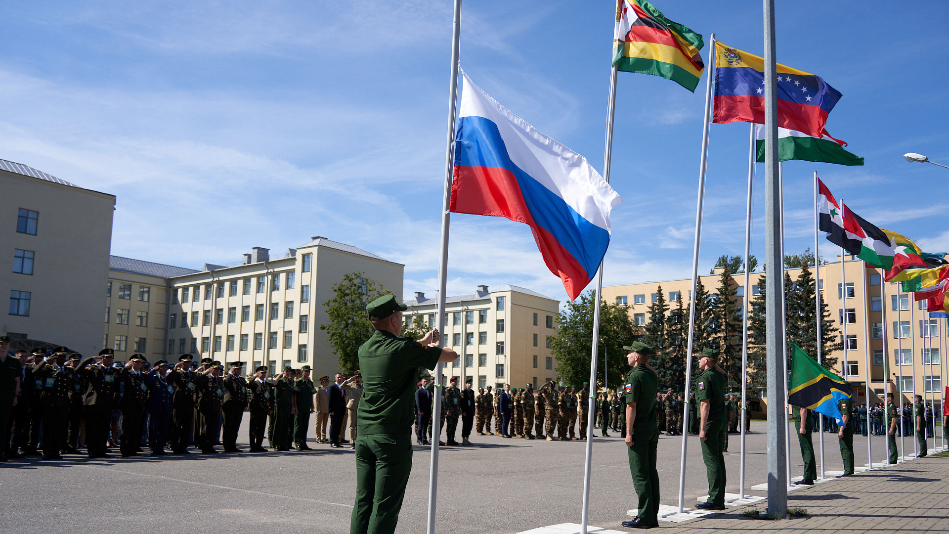 В Военной академии связи прошла церемония поднятия флага Российской Федерации в рамках III Всемирных курсантских игр