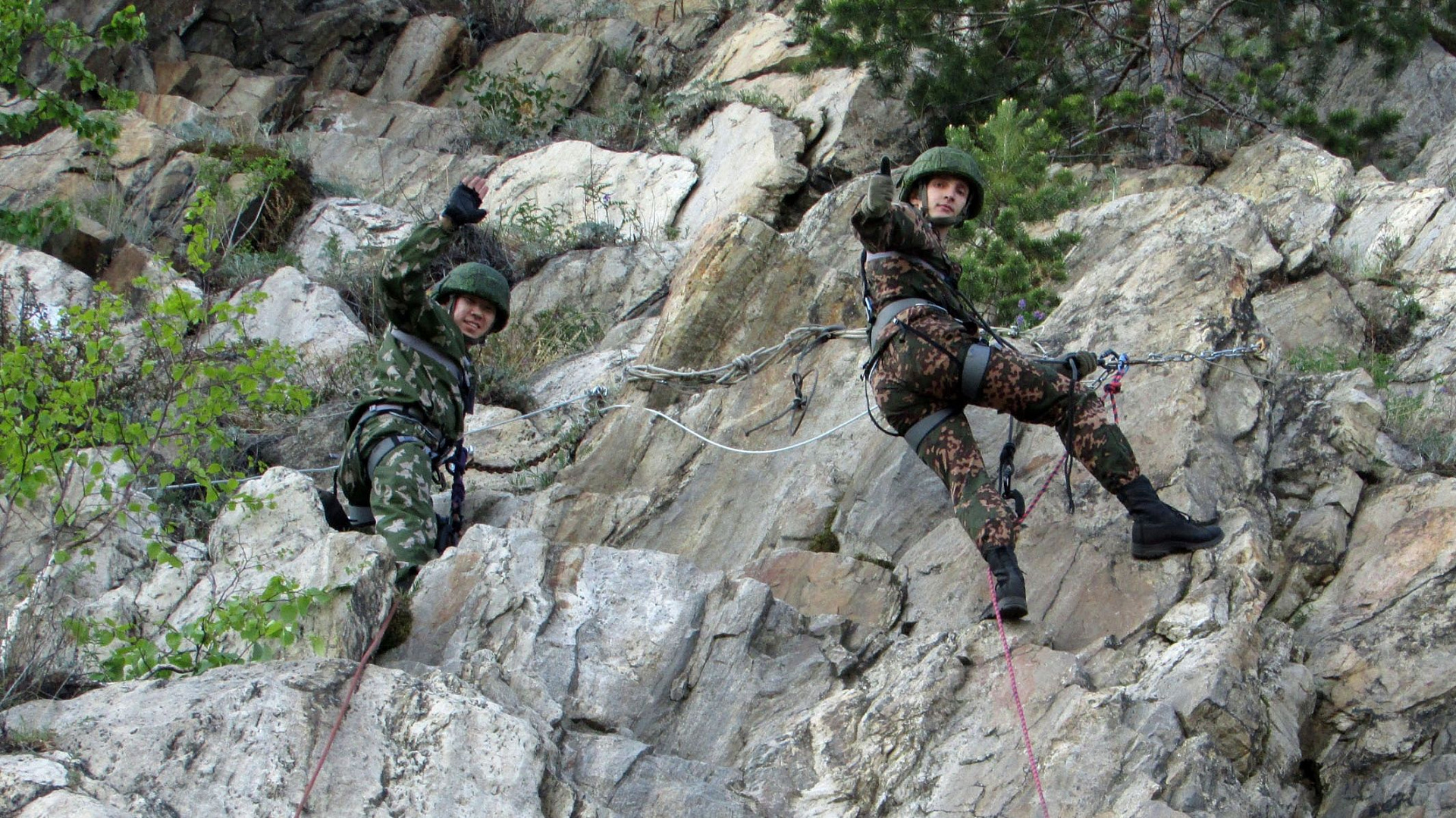 Армейские скалолазы готовятся к выступлению на III зимних Всемирных военных играх