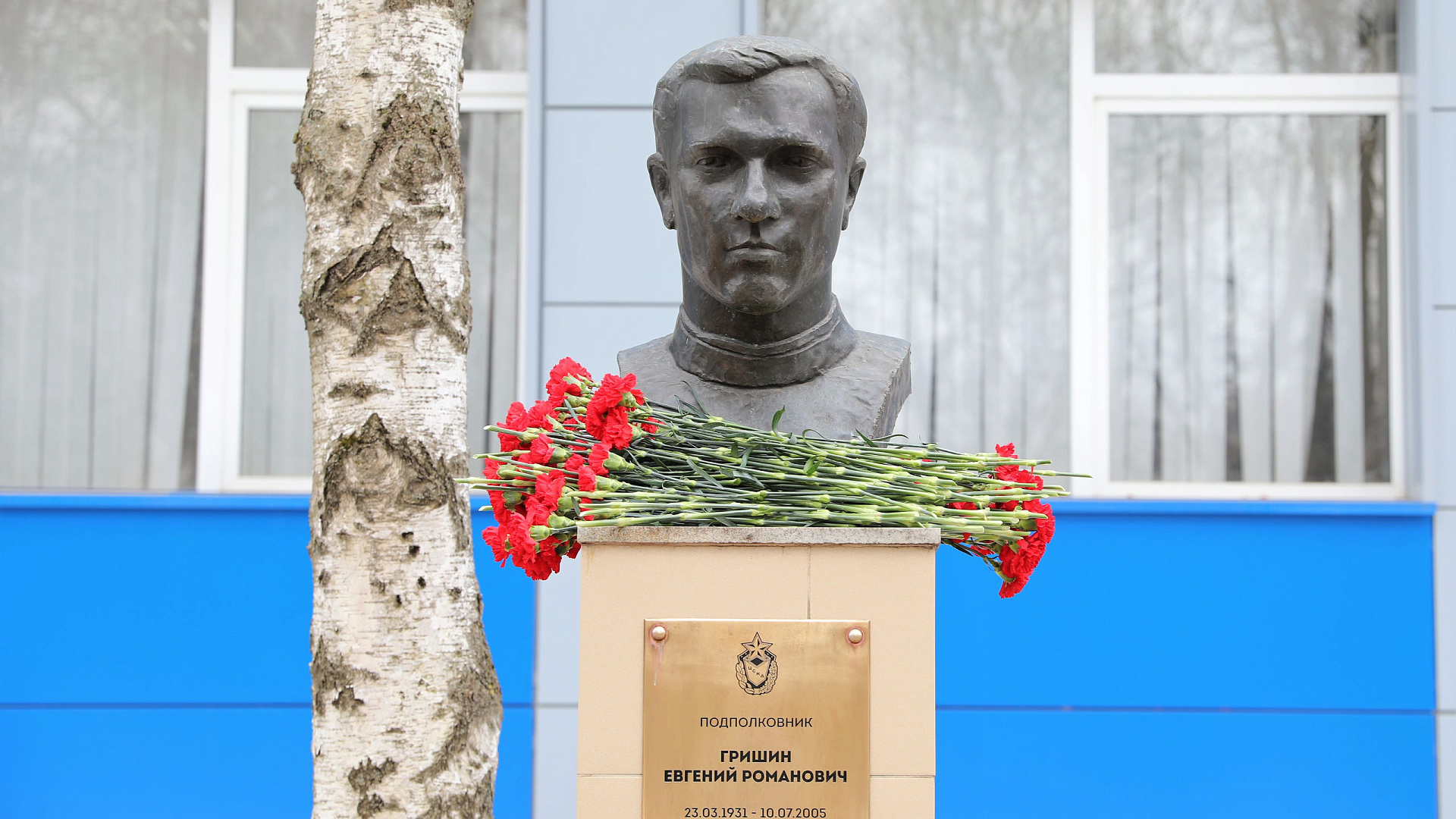 На Аллее спортивной славы ЦСКА почтили память четырехкратного олимпийского чемпиона по скоростному бегу на коньках Евгения Гришина