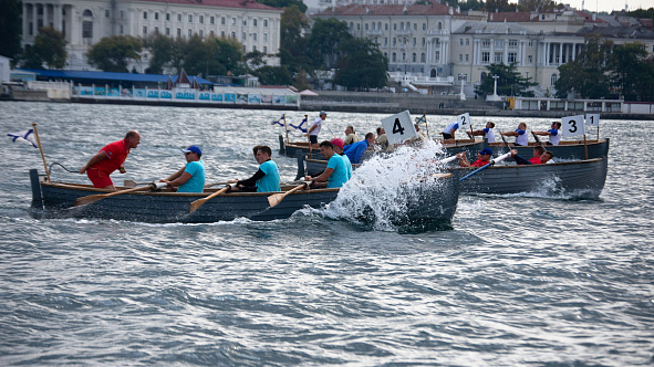 В Севастополе стартовали Чемпионаты ВС РФ по гребле на ялах и гребно-парусному двоеборью