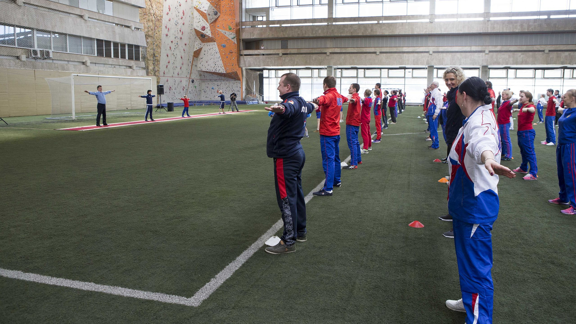 Светлана Хоркина и Светлана Ишмуратова провели зарядку для сотрудников ЦСКА