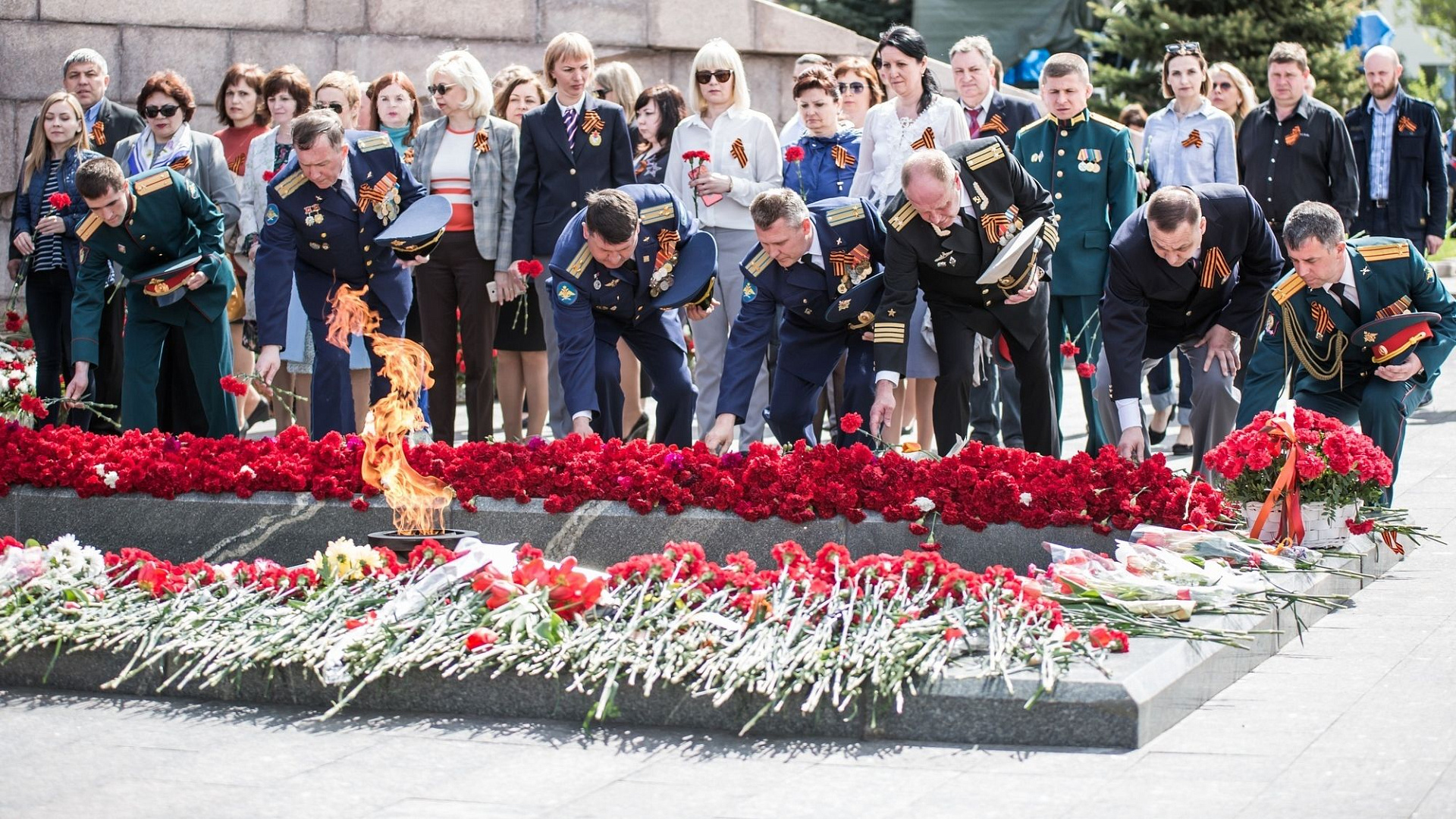 Представители ЦСКА/Самара вместе с юнармейцами и воспитанниками спортивного лицея возложили цветы к Вечному огню на площади Славы