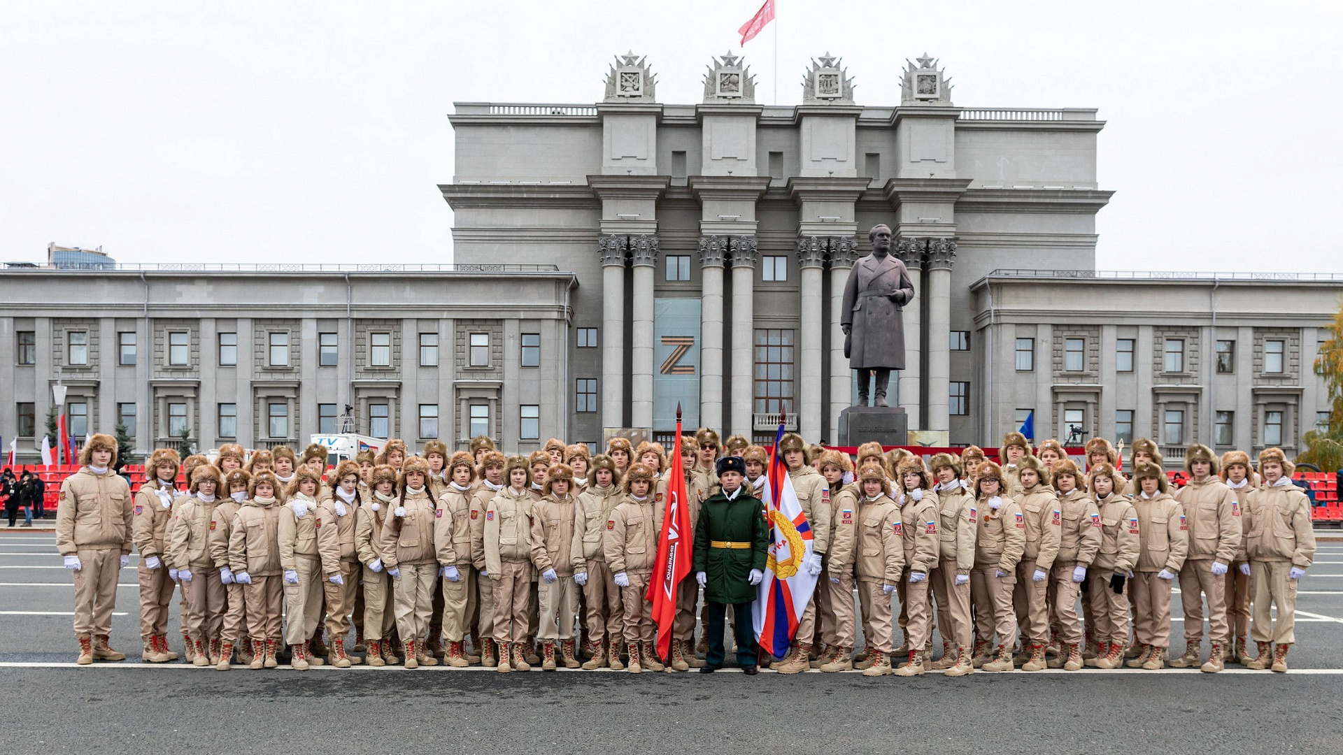 На марше флаг ЦСКА. Военнослужащие спортивной роты г. Самара и юнармейцы приняли участие в параде Памяти в честь военного Парада в Куйбышеве 1941 года