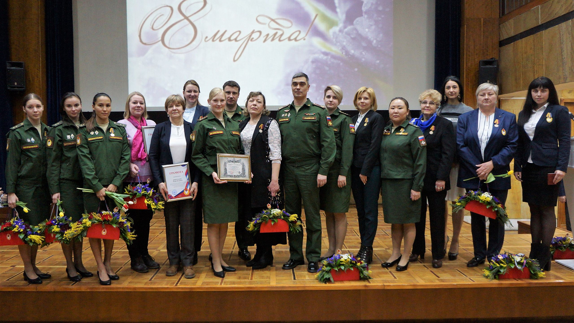 Начальник ЦСКА полковник Артем Громов поздравил женский коллектив армейского Клуба с 8 марта