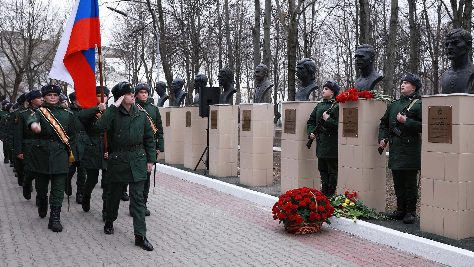 «Помнили и помнить будем всегда»: На Аллее Славы ЦСКА возложили цветы к бюсту армейского волейболиста Константина Кузьмича Ревы