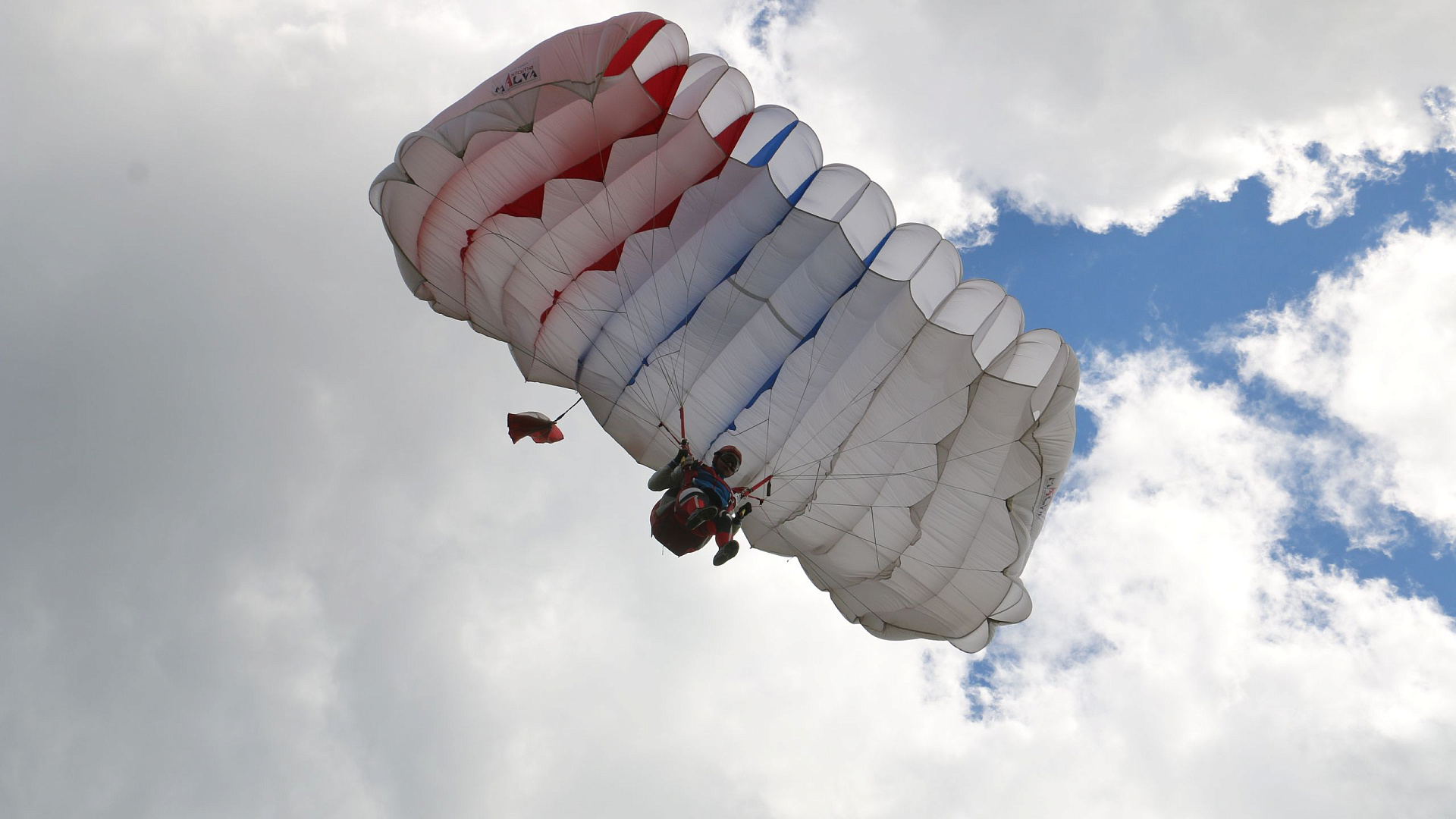 На чемпионате мира по парашютному спорту в России спортсмены из Омана установили мировой рекорд