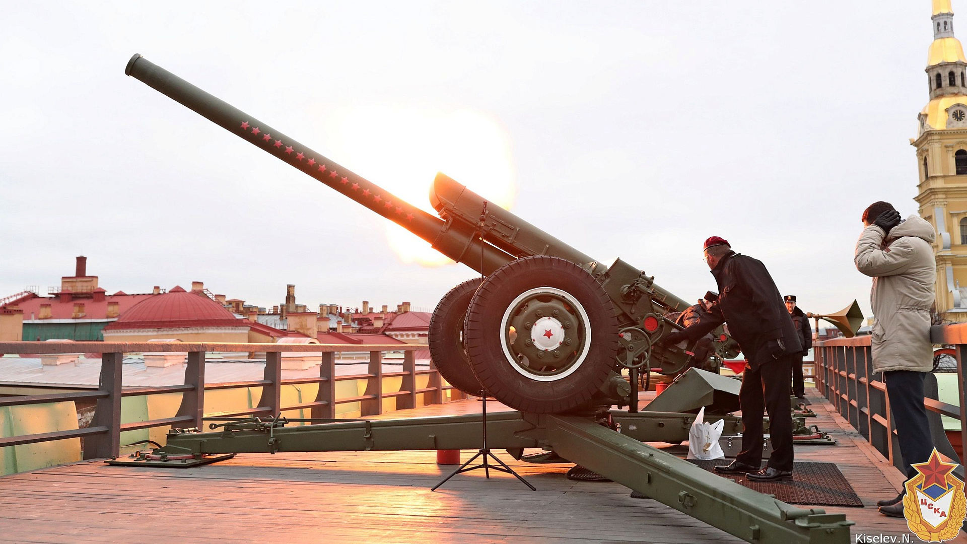 Начальник ЦСКА полковник Артем Громов и официальный представитель CISM приняли участие в традиционном полуденном выстреле с Петропавловской крепости