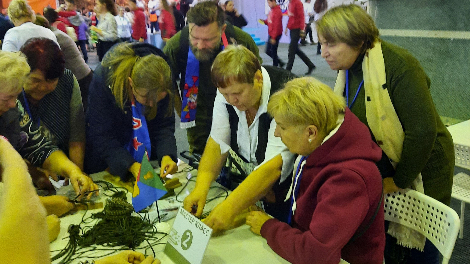 В ходе форума «Своих не бросаем»  сотрудники ЦСФПиВ (г. Иркутск) филиала ЦСКА/Хабаровск сплели масксеть и «браслеты жизни» для отправки в зону СВО