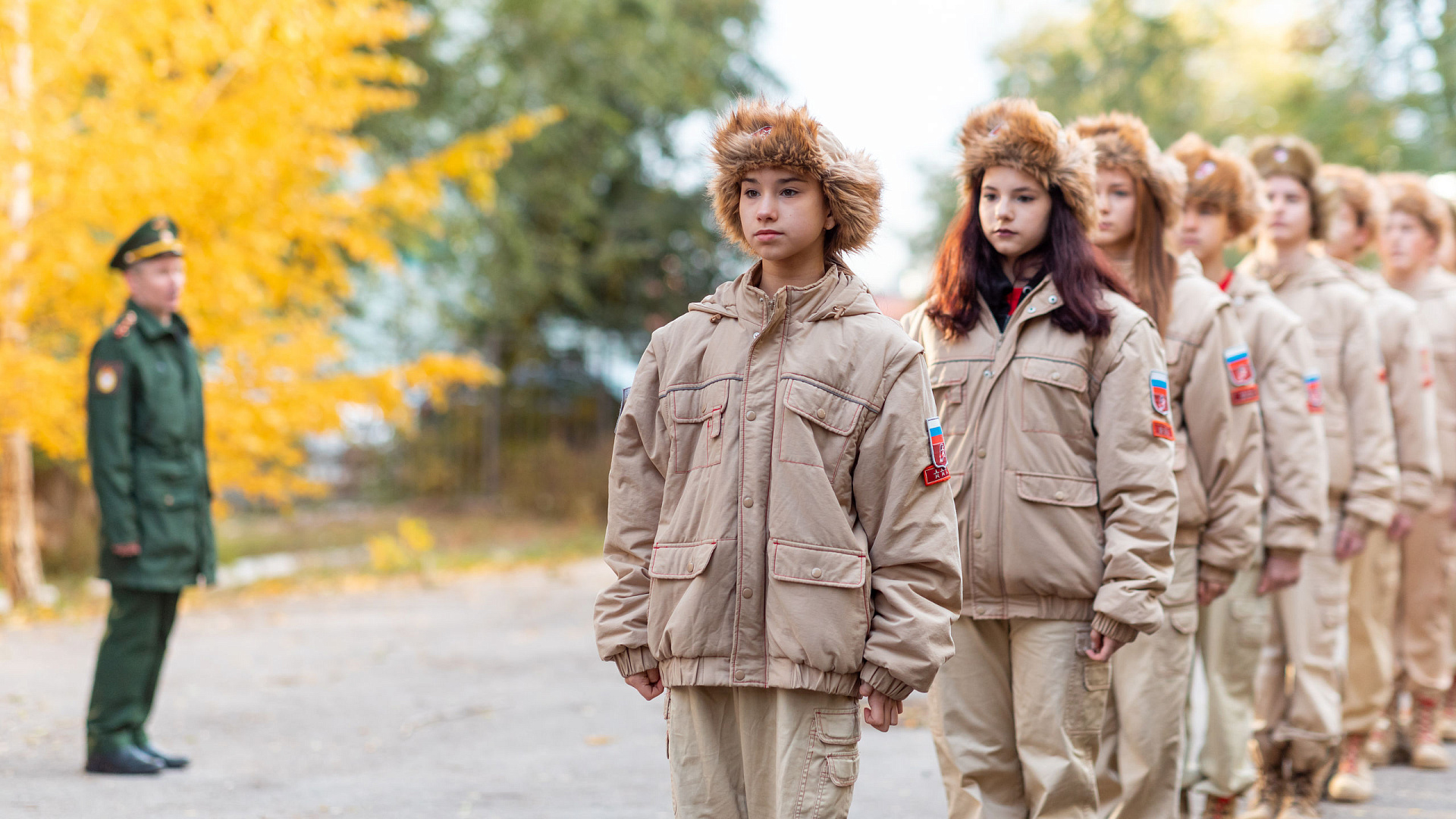 «Парад памяти – Куйбышев запасная столица». Юнармейцы самарского спортивного лицея готовятся к прохождению торжественным маршем.