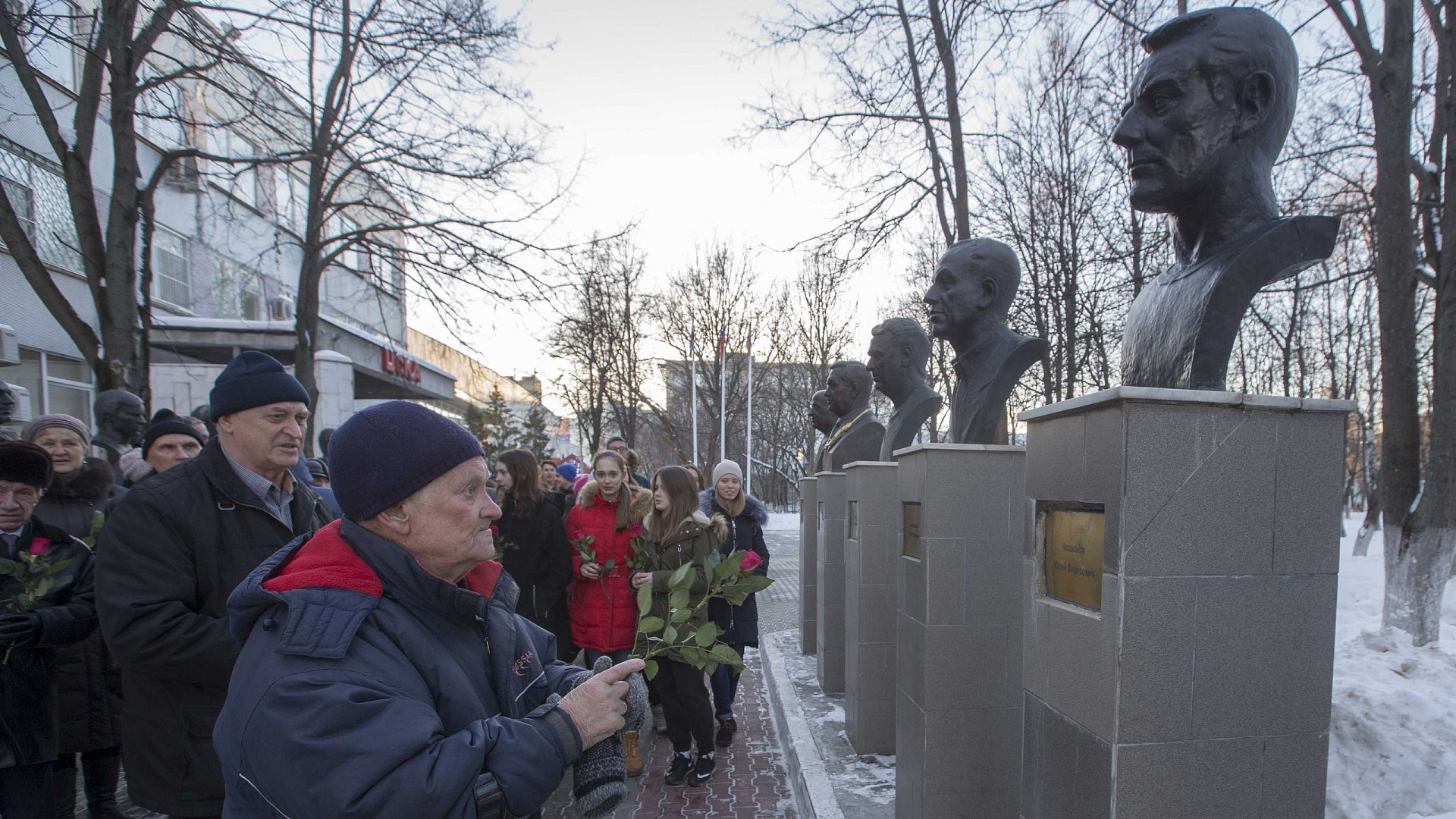 На Алее спортивной славы ЦСКА почтили память легендарного армейского волейболиста Юрия Чеснокова