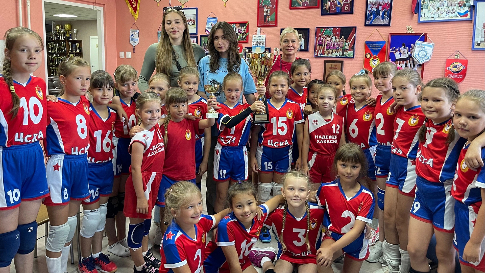 Юные волейболистки спортшколы г. Абакан ЦСКА/Самара встретились с выпускницами армейского Клуба