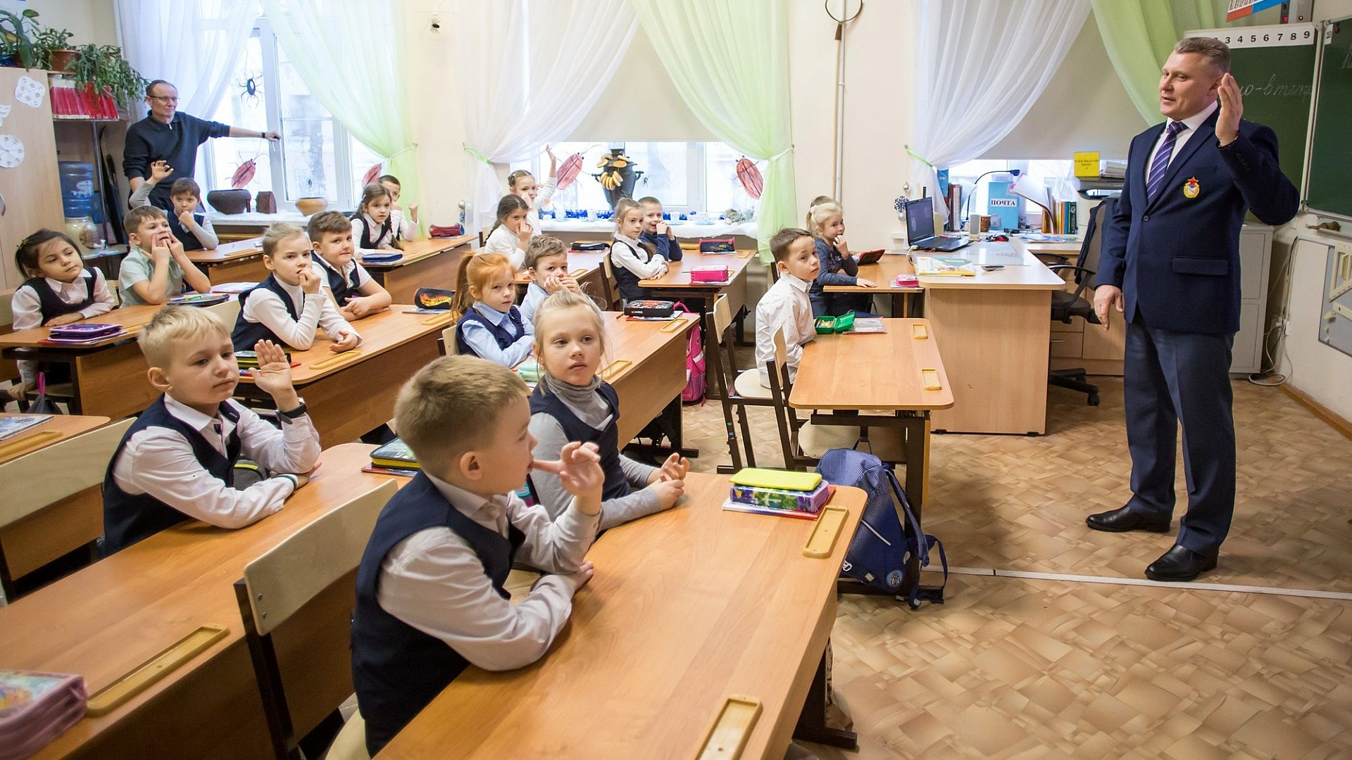 Армейцы ЦСКА/Самара провели урок ПДД для самых маленьких учеников Самарского спортивного лицея