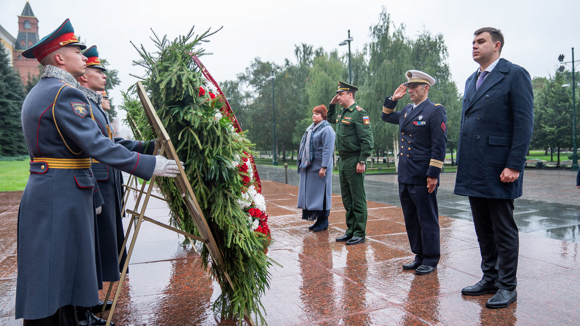 Руководители делегаций 58-го чемпионата мира среди военнослужащих по боксу представители ЦСКА и Федерации бокса России возложили цветы к Могиле Неизвестного Солдата
