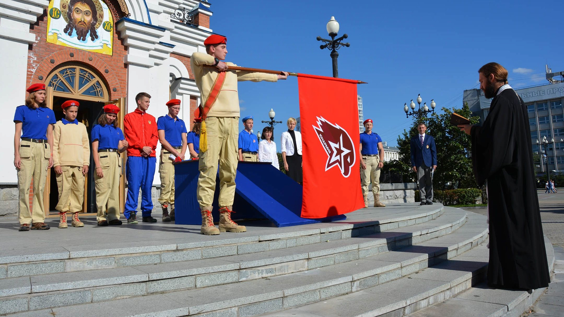 В Хабаровском храме освятили флаг «Юнармии»