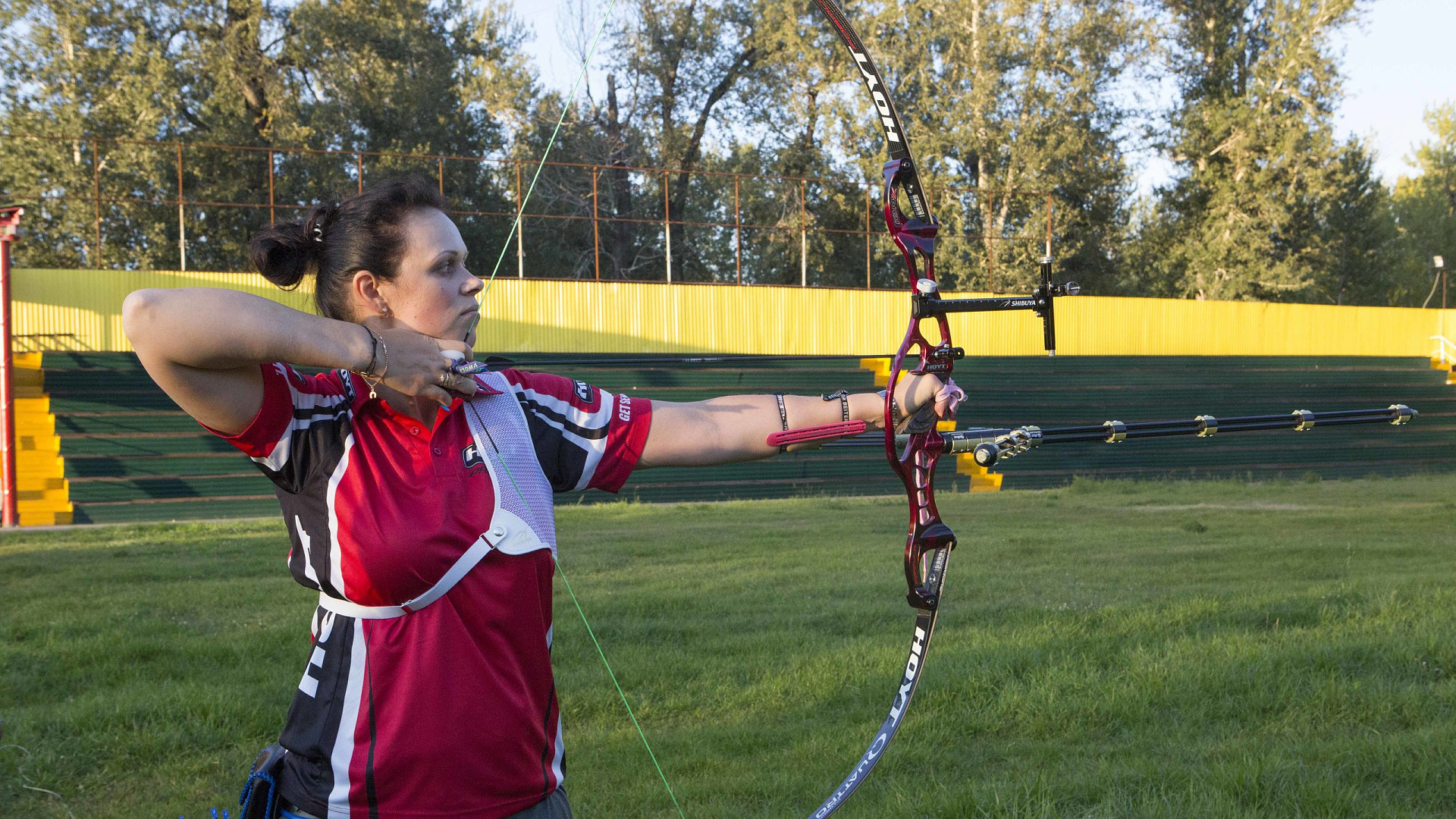 Армейская лучница Альбина Логинова – сильнейшая в России