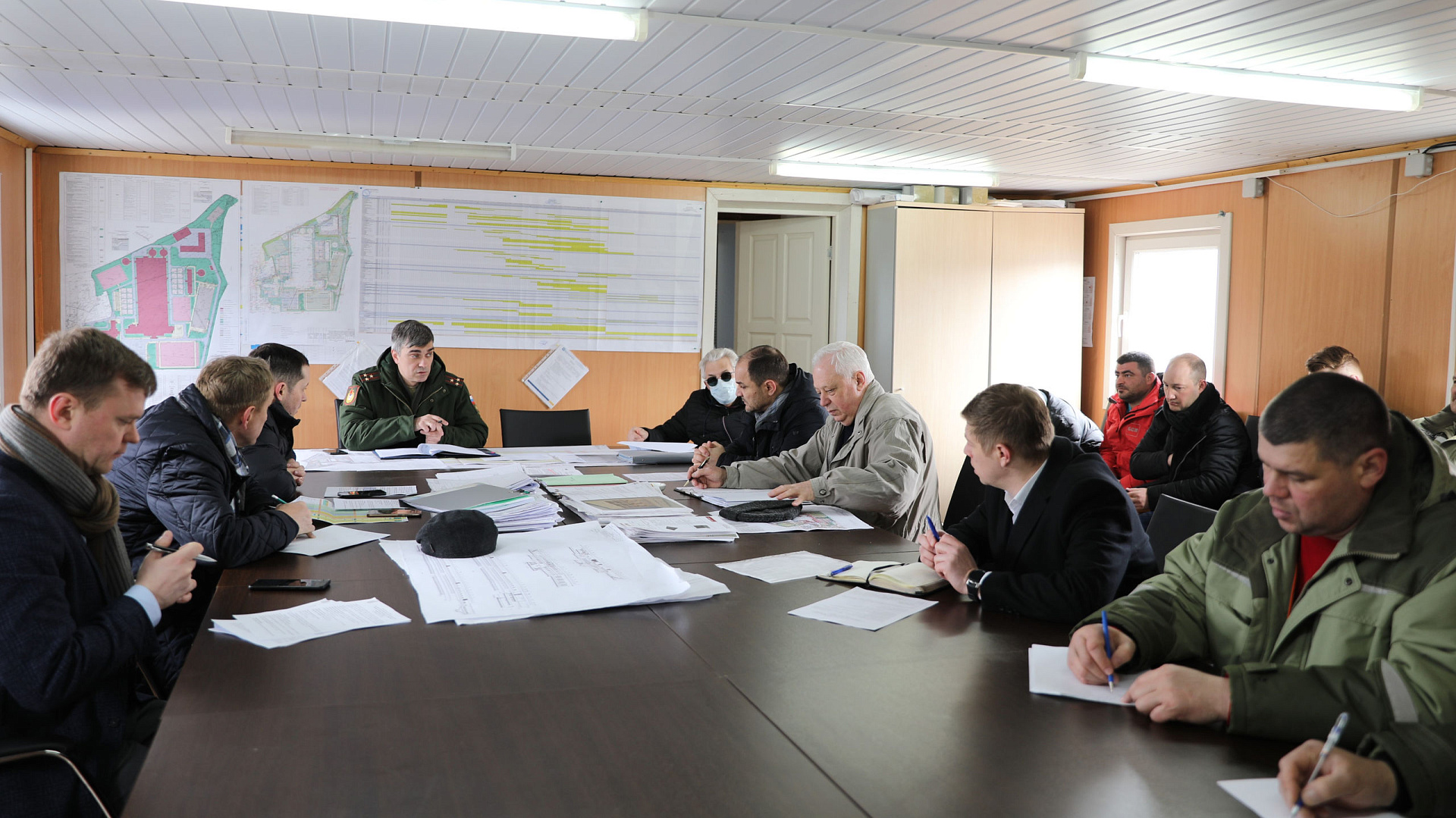 Начальник ЦСКА полковник Артем Громов провел рабочее совещание на территории строящегося конноспортивного комплекса в Ватутинках