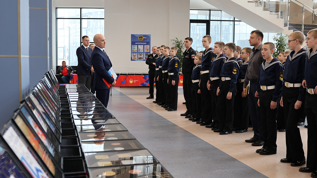 ЦСКА Севастополь представил коллекцию олимпийских медалей в Нахимовском училище Мариуполя 