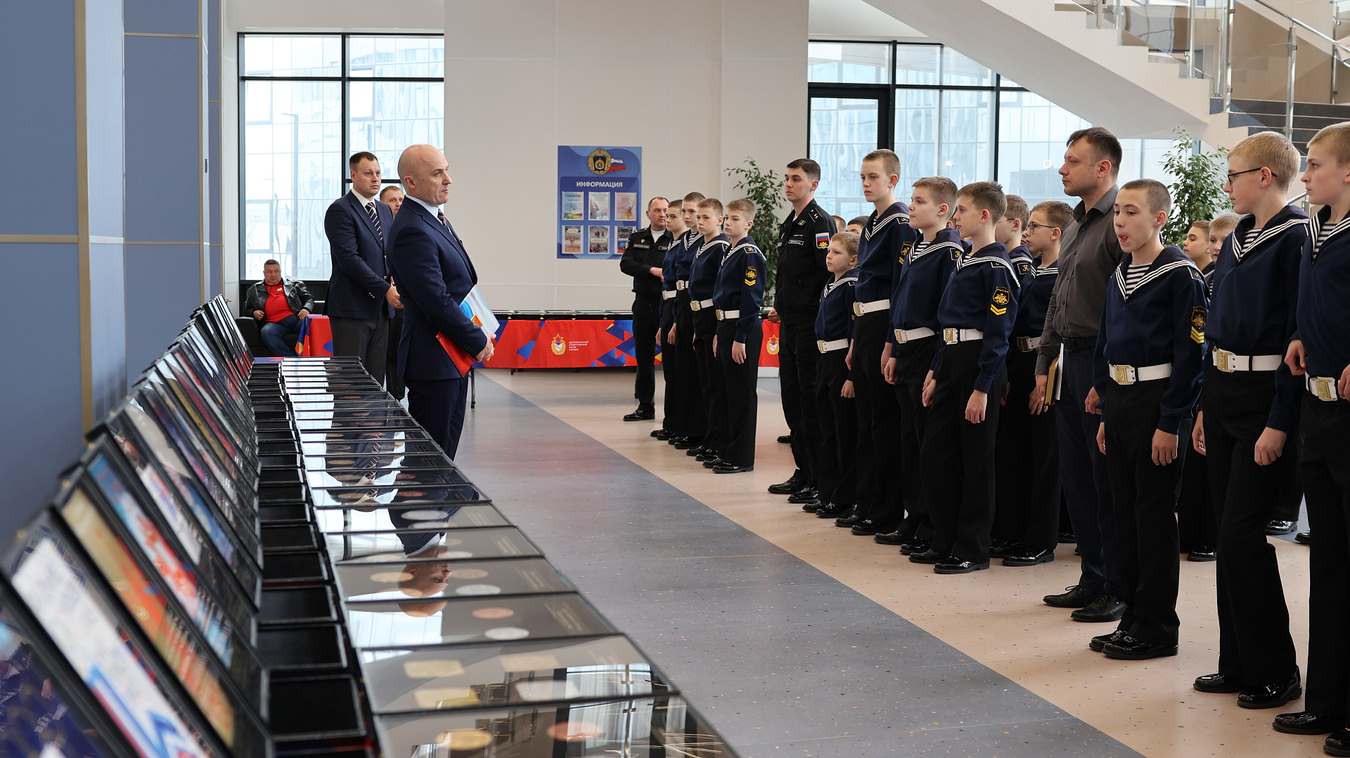 ЦСКА Севастополь представил коллекцию олимпийских медалей в Нахимовском училище Мариуполя 