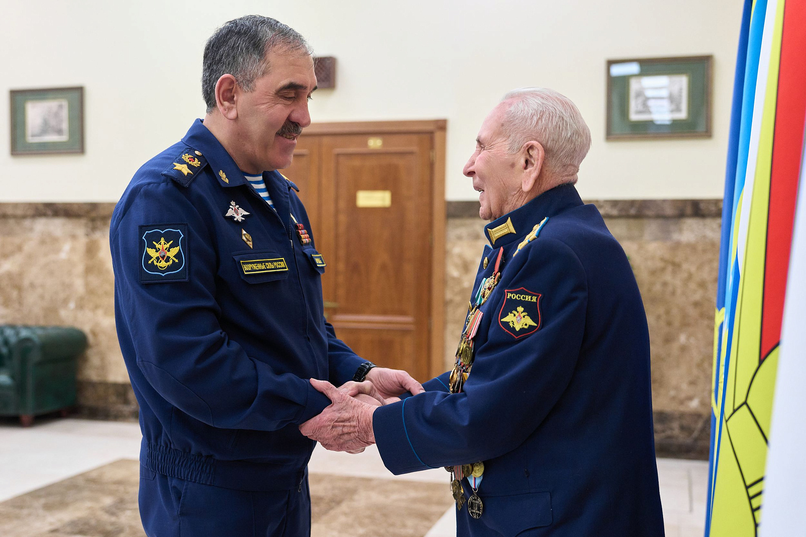 Николаю Васильевичу Ключникову вручили орден Александра Невского 