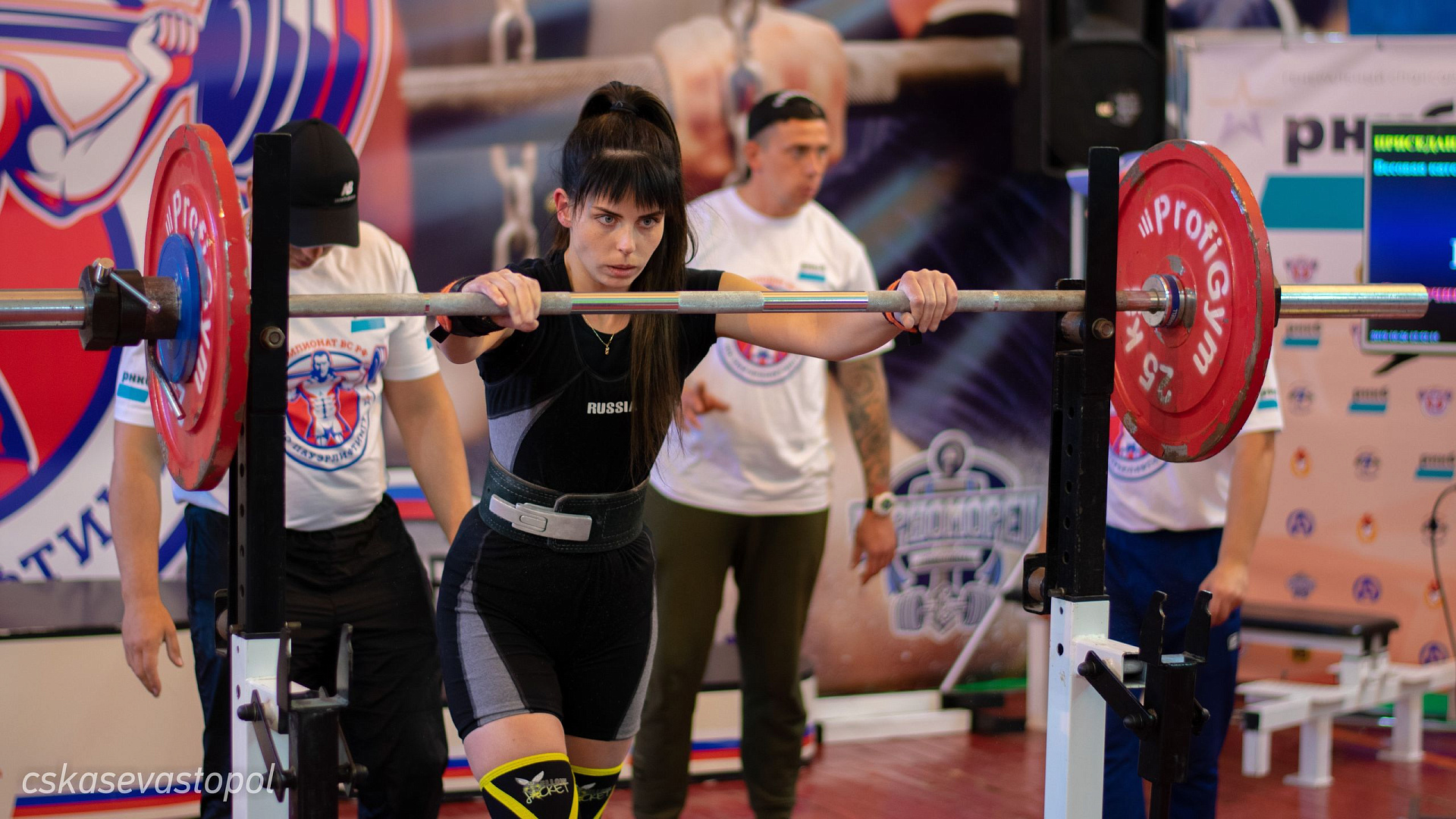 В Севастополе разыграны первые комплекты наград на чемпионате ВС РФ по пауэрлифтингу