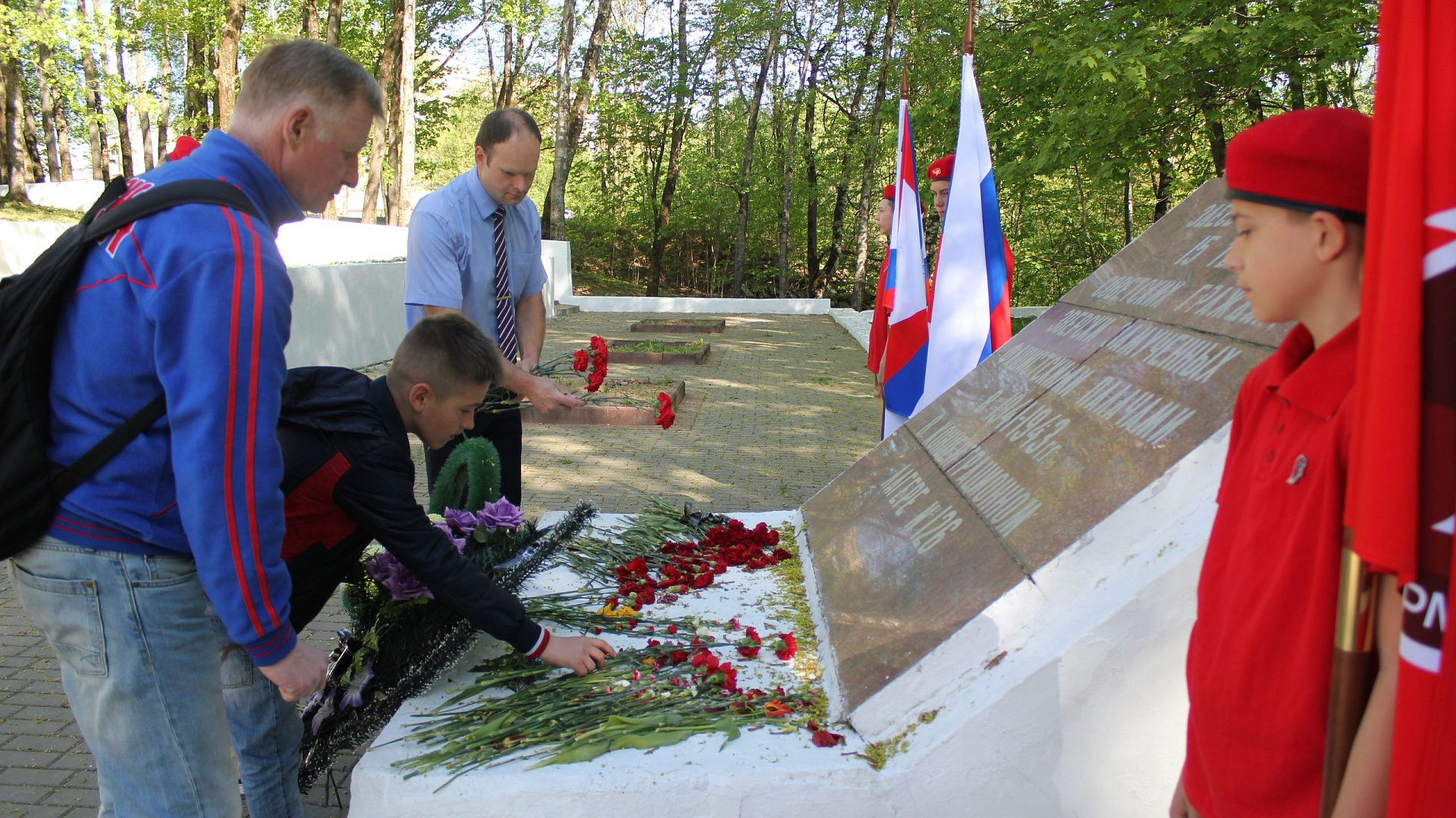 Работники филиала ЦСКА г. Смоленск и воспитанники СШ (ОРК) почтили память жертв Великой Отечественной Войны
