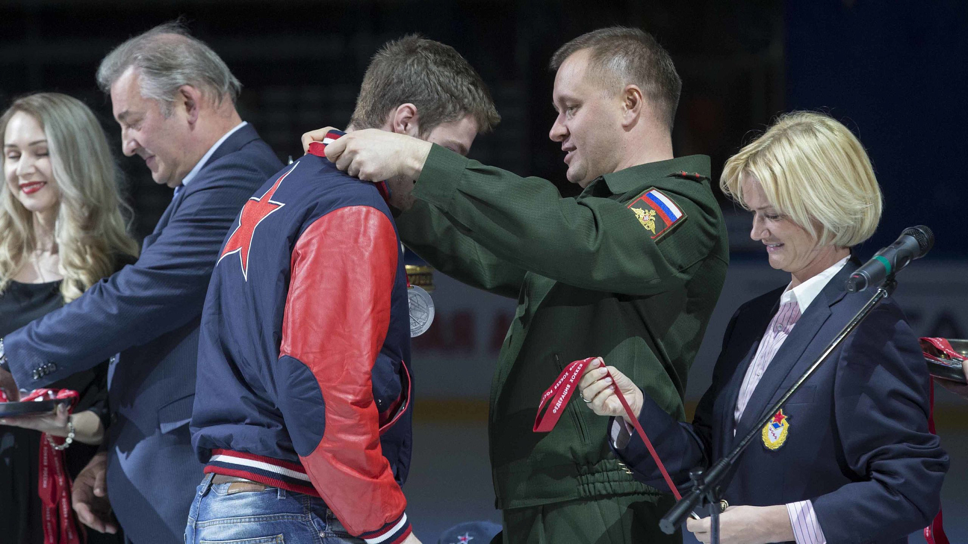 Михаил Барышев и Светлана Хоркина вручили хоккеистам ЦСКА серебряные медали