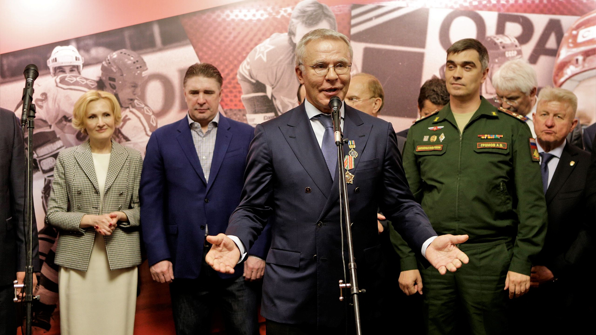 «Слава Славе»: в ГосДуме открылась выставка посвященная известному хоккеисту Вячеславу Фетисову