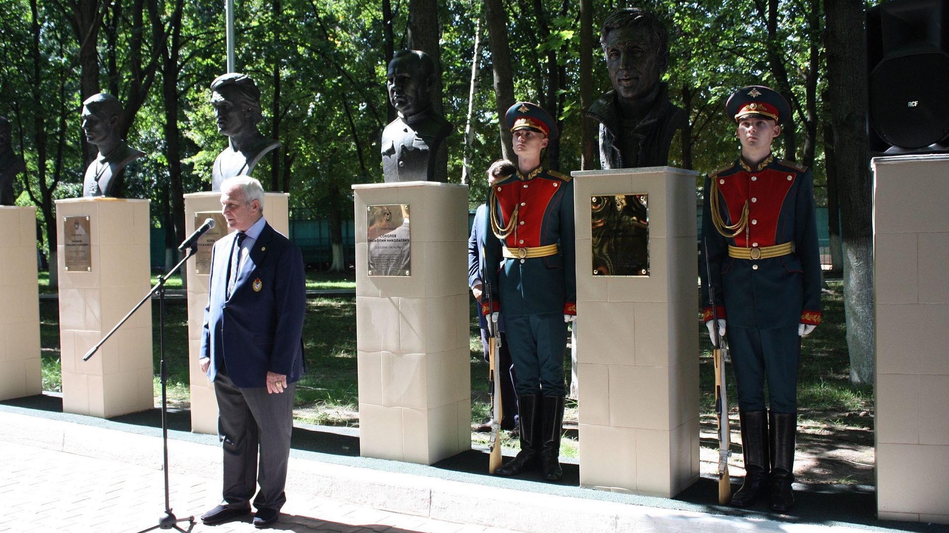 Бюст легендарному армейскому фехтовальщику Марку Раките открыли на Аллее Славы ЦСКА