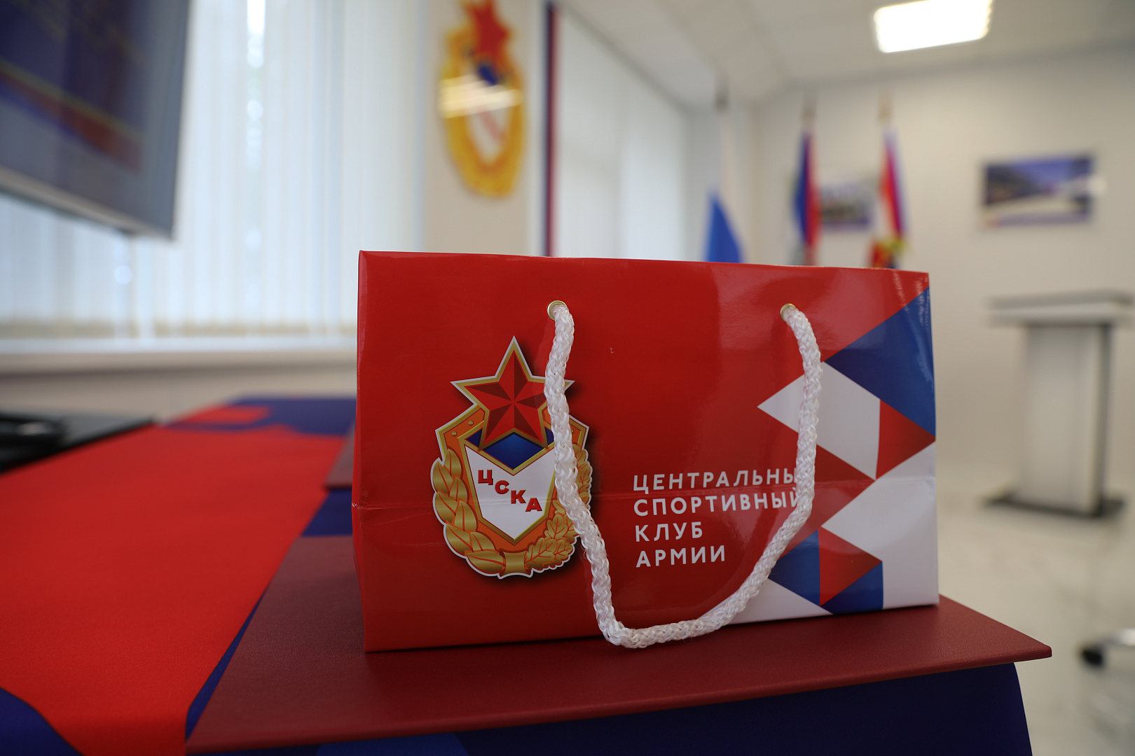 Начальник ЦСКА полковник Артём Громов поздравил юбиляров
