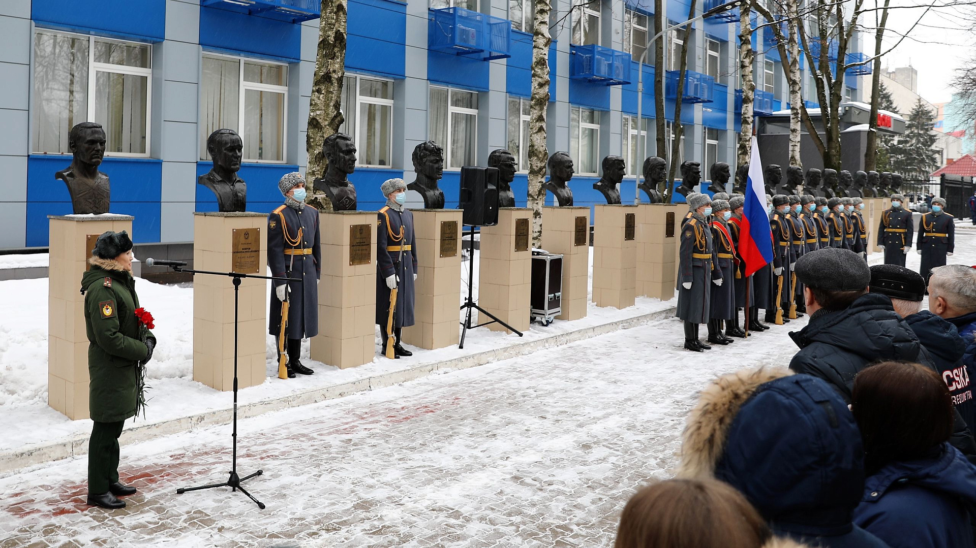 «И пусть этот момент почтит память нашего дорогого Анатолия Ивановича»: В ЦСКА возложили цветы к бюсту двукратного олимпийского чемпиона по пулевой стрельбе Анатолия Богданова