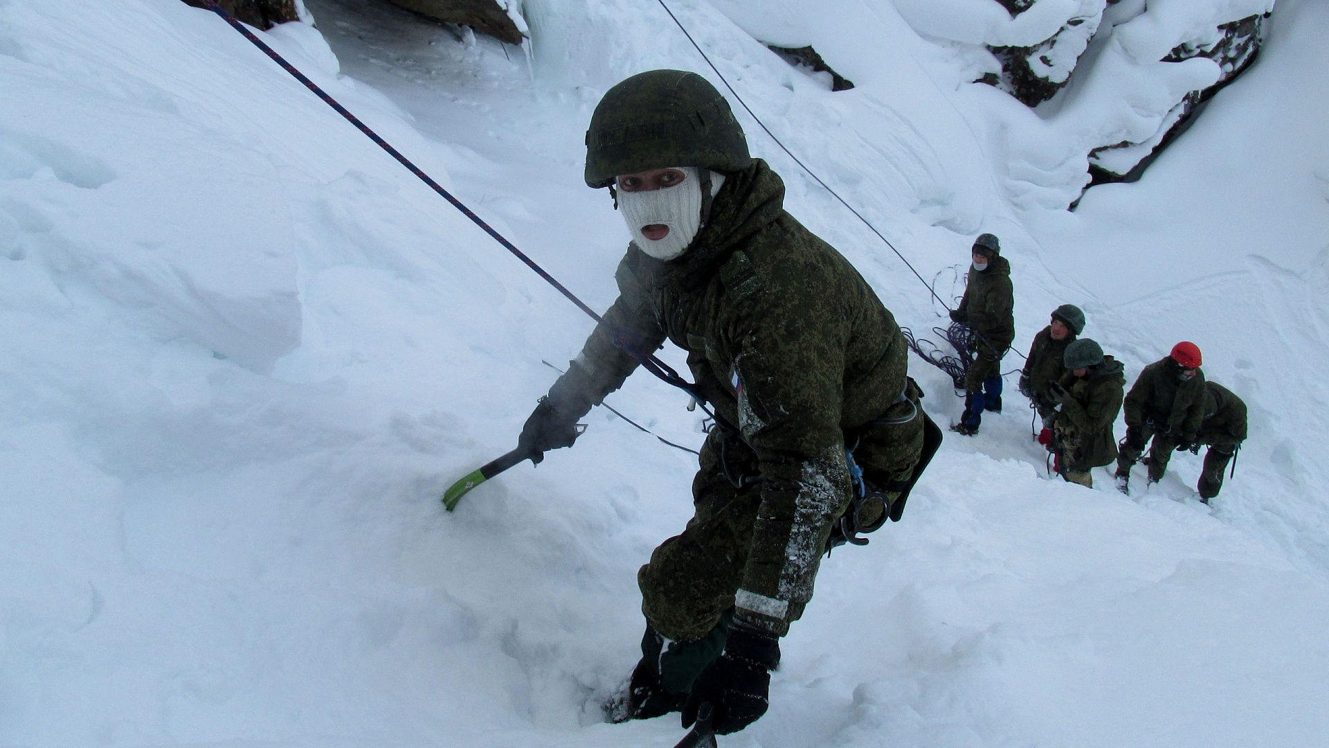 Военнослужащие ВВО осваивают секреты горных восхождений в Иркутске