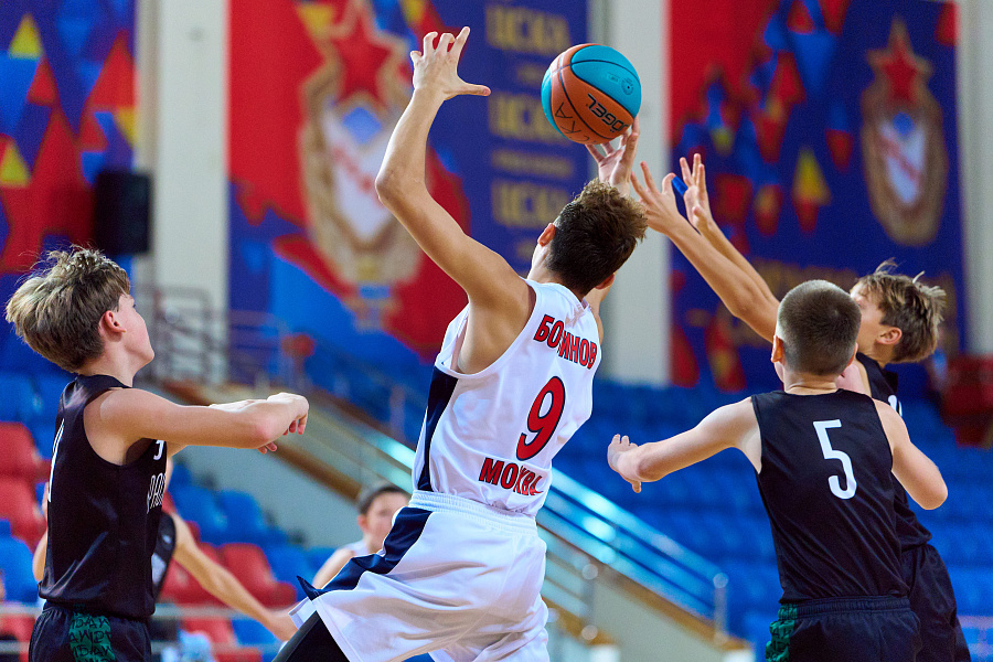 Спортивная группа по баскетболу в спортивном комплексе (Игровой)