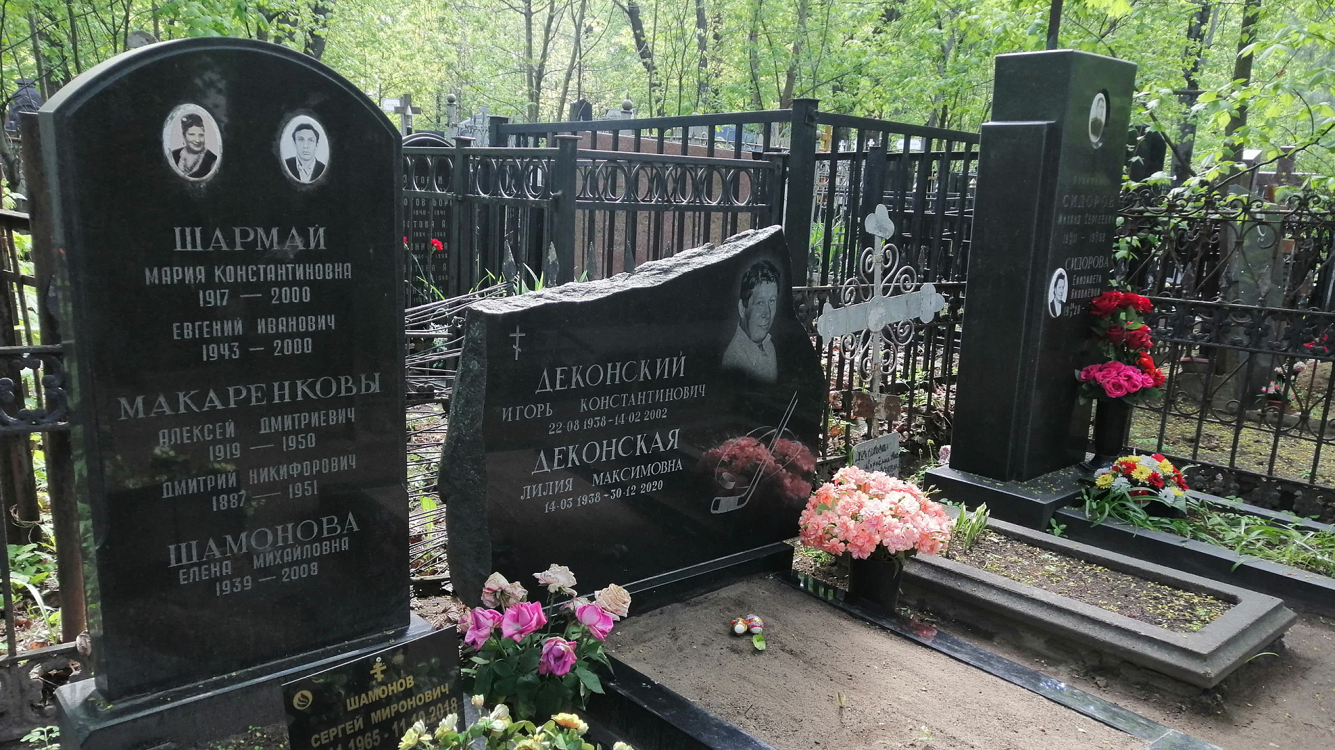 Военнослужащие спортивных рот ЦСКА г. Балашиха и д. Ватутинки привели в порядок захоронения выдающихся спортсменов армейского Клуба