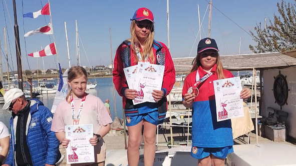 Юные яхтсмены Севастопольской спортшколы завоевали медали парусной регаты, посвященной 80-летию Победы