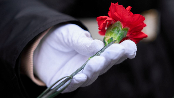 Состоялась церемония возможения цветов к бюсту Юрия Власова