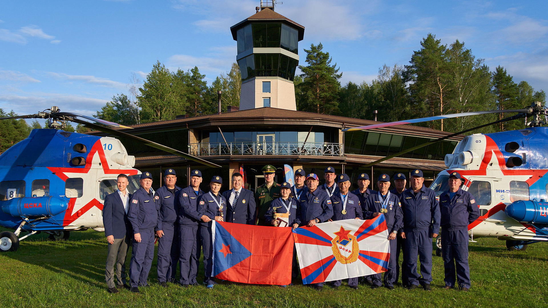 В рамках чемпионата России по вертолетному спорту армейцев наградили государственными и ведомственными наградами