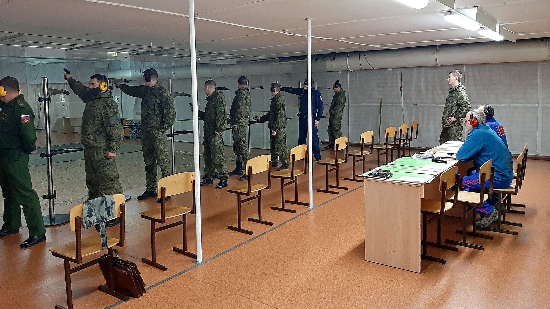 Отстрелялись с комфортом. В стрелковом тире самарского филиала ЦСКА прошёл чемпионат по стрельбе 76 дивизии ПВО