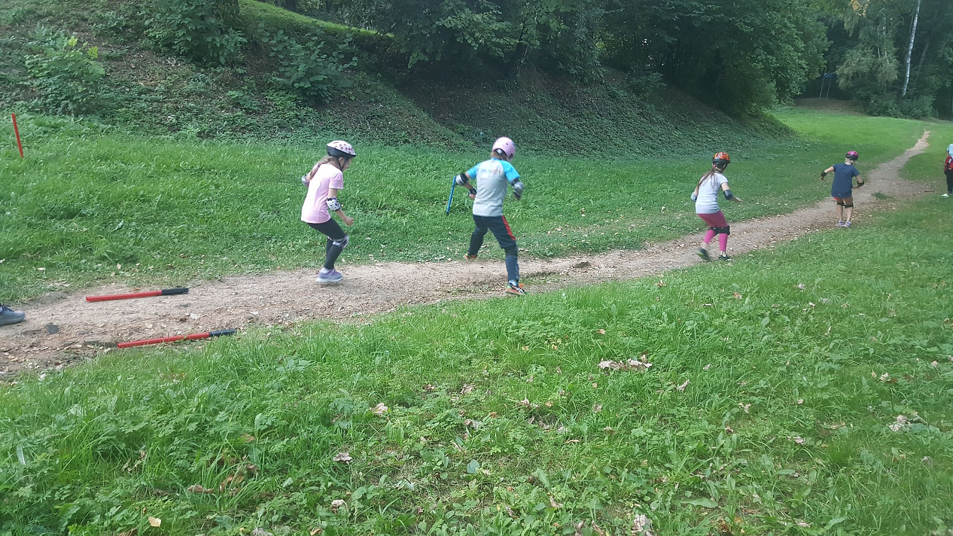 Воспитанники СШ ЦСКА (по зимним видам спорта имени В.И.Тальянова) в ожидании перехода к тренировкам на снегу