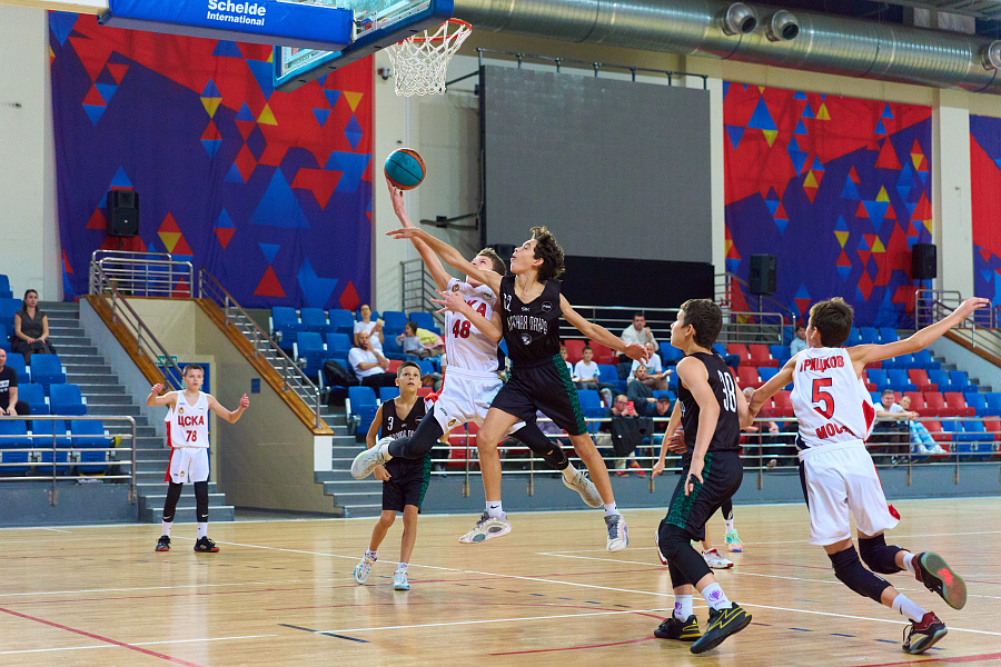 Спортивная группа по баскетболу в крытом легкоатлетическо-футбольном комплексе ЦСКА