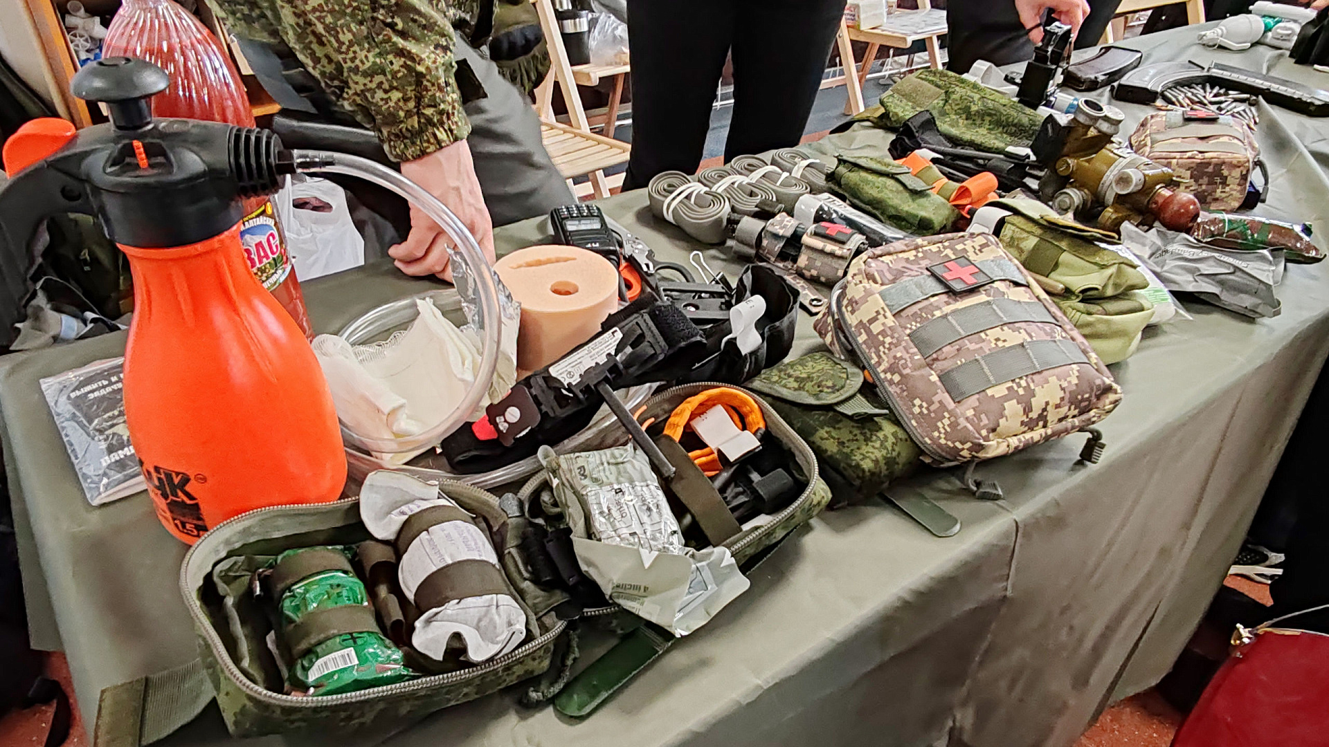 Сотрудницы СОК (г. Вилючинск) филиала ЦСКА/Хабаровск на выставке «Камчатка – фронту» освоили навыки изготовления масксетей и сухого душа