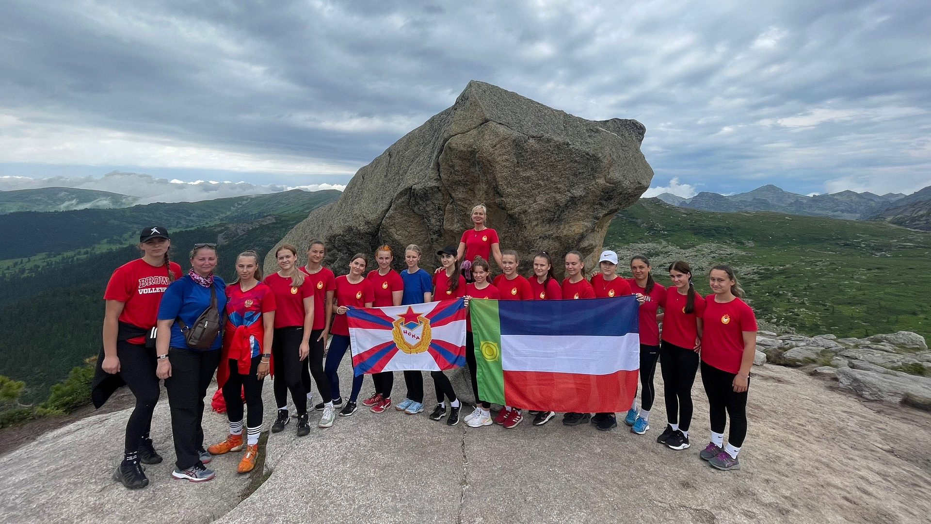 Преодолей себя! Волейболистки спортшколы г. Абакан ЦСКА/Самара отправились в поход к легендарному Спящему Саяну