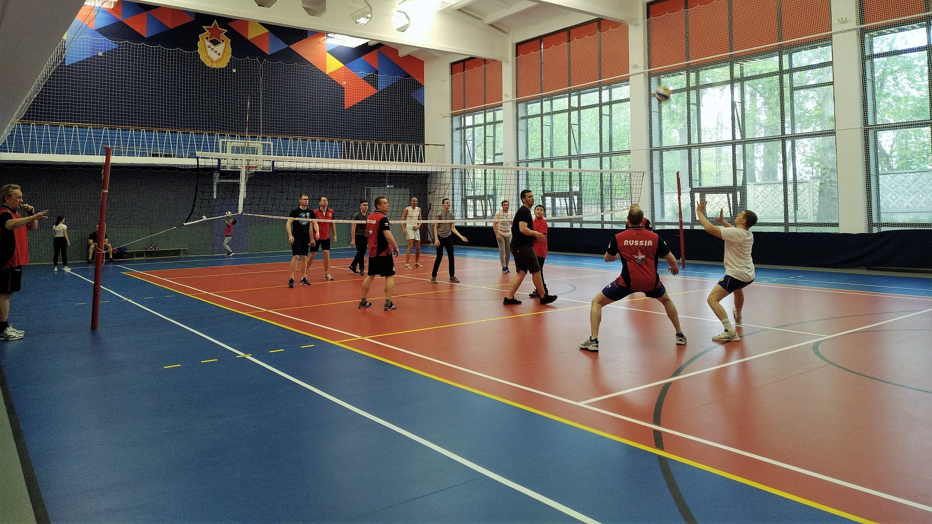 Юнармейцы и офицеры спортивных рот ЦСКА приняли участие в мини-турнирах по волейболу и баскетболу