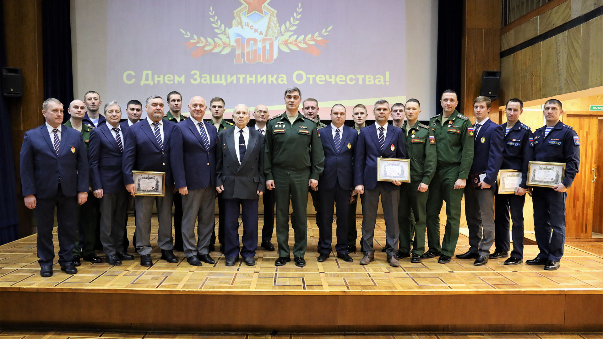 Начальник ЦСКА полковник Артем Громов поздравил армейцев с наступающим Днем защитника Отечества
